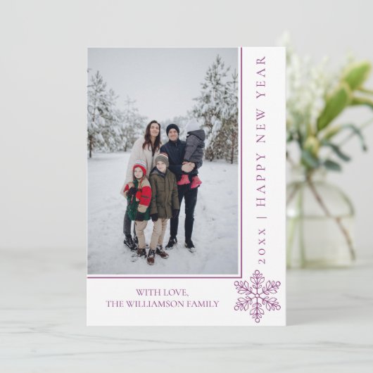 Moderne sneeuwvlok Nieuwjaar fotokaart | magenta Feestdagenkaart (Staand voorkant)