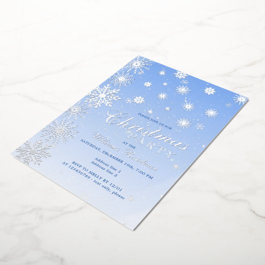 Moderne Sneeuwvlok Sneeuwblauw Winter Kerstfeest Folie Uitnodiging (Gedraaid)