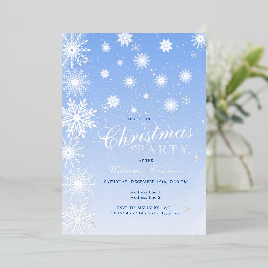 Moderne Sneeuwvlok Sneeuwblauw Winter Kerstfeest Folie Uitnodiging (Staand Voorkant)
