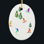 Moderne Snowboarders Snowboarding Illustratie Keramisch Ornament<br><div class="desc">Koel-witte illustratiekunst met kleurrijke sneeuwboarders,  sneeuwboarden in bergen onder pijnbomen,  sparren en pijnbomen op vers sneeuwpoeder. Snowboard en Xmas buitensport in een winterbos. Snowboarder giften. Snowboardontwerp voor hem</div>