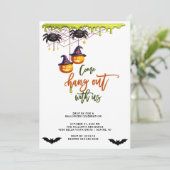 Moderne spin Halloween hang out met ons feest Kaart (Staand voorkant)