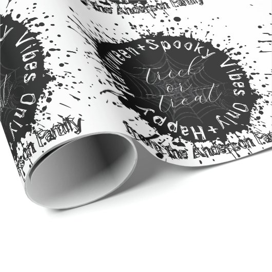 Moderne Spooky Vibes Only Zwart-wit Halloween Cadeaupapier (Rol Hoek)