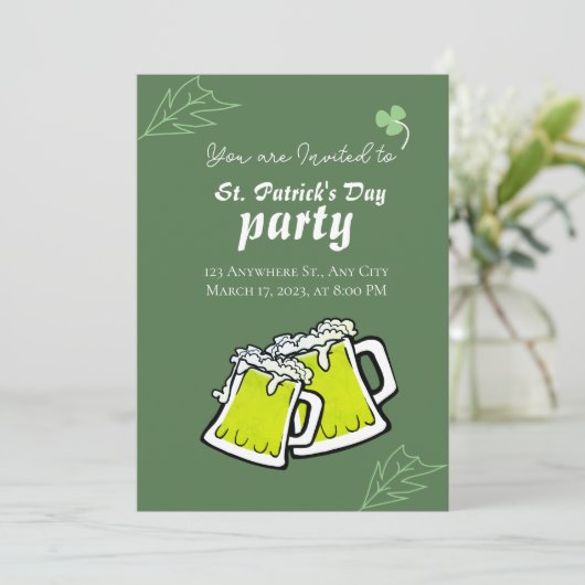 Moderne St. Patrick's Day Party Groene Klavers Kaart (Staand voorkant)