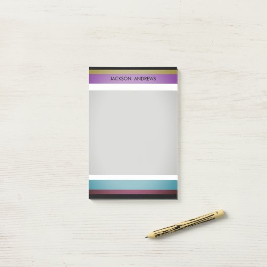 Moderne standaard persoonlijke naam komt overeen m post-it® notes (Op bureau)