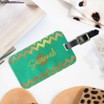 Moderne, stijlvolle afbeelding groen en gouden vro bagagelabel<br><div class="desc">Moderne, gepersonaliseerde bagagelabel met gouden chevron-patronen op een groene achtergrond met uw aangepaste tekst in het midden. De tekst kan volledig worden aangepast. Om het te veranderen gebruik de Persoonlijke optie. Voor meer veranderingen, zoals veranderingen in de doopvont, de doopvontkleur of de tekstlay-out, gebruik de Edit optie van het ontwerphulpmiddel....</div>
