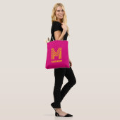 Moderne stijlvolle fuchsia & gele monogram naam bo tote bag (Op model)