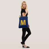 Moderne stijlvolle gele & blauwe monogram initiaal tote bag (Op model)