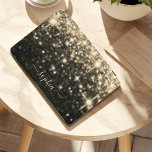 Moderne stijlvolle Glitter Glitter Sparkle iPad Pro Cover<br><div class="desc">Het is voorzien van een modern stijlvol gouden faux glitter design met sprankelende accenten en gepersonaliseerd met jouw naam in een modern script. Deze chique cover is een perfect cadeau voor iedereen die van glamour en glitter houdt!</div>