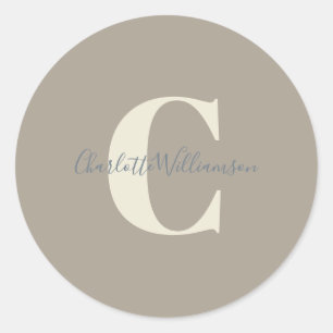 Moderne stijlvolle kalligrafie monogram naam taupe ronde sticker