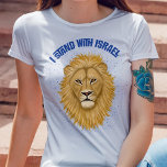 Moderne Stijlvolle Leeuw van Juda I Stand met Isra T-shirt<br><div class="desc">Dit prachtige,  stijlvolle shirt show uw steun voor Israel! Een digitaal geschilderde Leeuw van Juda staat centraal,  samen met de moderne typografie,  "Ik sta met Israël" in het blauw. Een getextureerde blauwe achtergrond voegt een grunge look toe. * Origineel kunstwerk gemaakt door Tracey Khalei / Orabella Prints.</div>