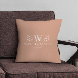 Moderne Stijlvolle Monogram Aangepaste familienaam Kussen<br><div class="desc">Knuffelen in stijl! Onze moderne elegante monogram kussen, aangepaste familie charme op stijlvolle perzik. Gezellig comfort, gepersonaliseerd voor uw nest. #HomeDecor #MonogramMagic Moderne monogram aangepaste naam pasgetrouwde gooi kussen met uw familienaam en initiaal evenals we jaar gevestigd omringd door grillige tak illustraties. Minimalistisch, eenvoudig en stijlvol, dit perzik roze familiekussen...</div>