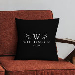 Moderne Stijlvolle Monogram Aangepaste familienaam Kussen<br><div class="desc">Knuffelen in stijl! Onze moderne stijlvolle monogram kussen, aangepaste familie charme op zwart. Gezellig comfort, gepersonaliseerd voor uw nest. #HomeDecor #MonogramMagic Modern elegant monogram aangepaste naam pasgetrouwde gooi kussen met uw familienaam en initiaal en we jaar gevestigd omringd door grillige tak illustraties. Minimalistisch, eenvoudig en stijlvol, dit zwart-wit kussen is...</div>