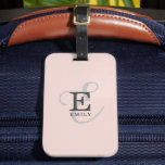Moderne Stijlvolle Monogram Typografie Blush Pink Bagagelabel<br><div class="desc">Het draait allemaal om u met dit prachtige blush roze bagagelabel ontwerp dat een elegante stijlvolle weergave is van jouw naam en monogram. Klassieke series en een meer scripttypografie combineren in een evenwichtige en symmetrie. De drie elementen gaan samen met een verfijnde harmonie en creëer je eigen persoonlijke branding logo....</div>