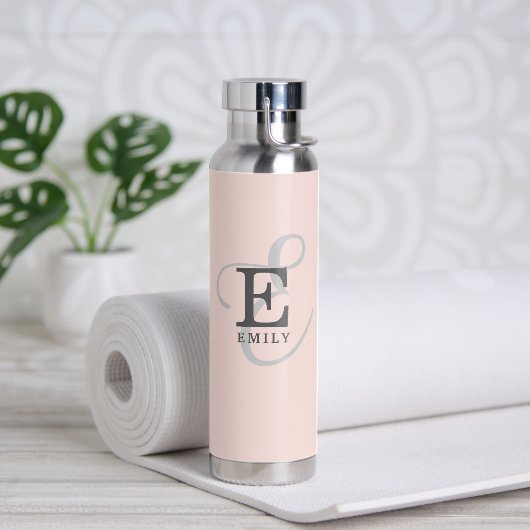 Moderne Stijlvolle Monogram Typografie Blush Pink Waterfles (Yoga)