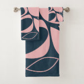 Moderne stijlvolle Navy Soft Pink Abstract Pattern Bad Handdoek (Insitu)