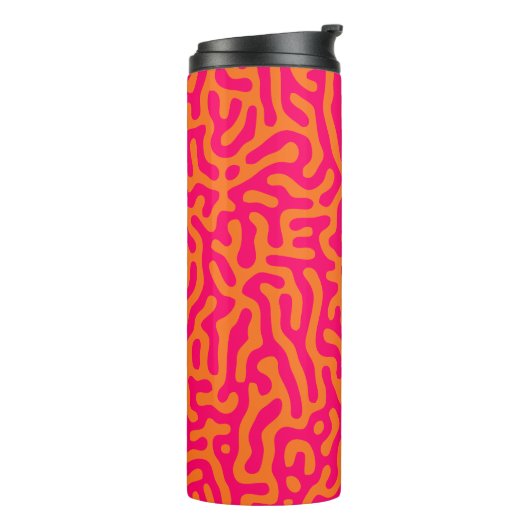 Moderne stijlvolle oranje fuchsia thermosbeker (Gedraaid links)