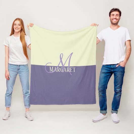 Moderne stijlvolle paarse witte gepersonaliseerde  fleece deken (In situ)