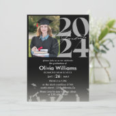 Moderne stijlvolle zwarte foto Afstuderen Aankondi Kaart (Staand voorkant)