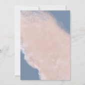 Moderne Stof Blauwe Bloemen Blush Trouw Uitnodigin Kaart (Achterkant)