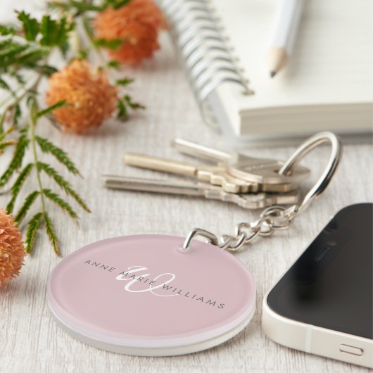 Moderne Stof Lilac Witte Script Monogram Sleutelhanger (Voorkant Rechts)