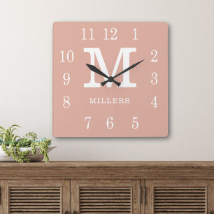 Moderne Stof Roze En Witte Familienaam Monogram Vierkante Klok