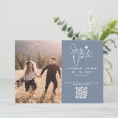 Moderne Stofblauwe Calligrafie Foto QR Code Save The Date (Staand voorkant)