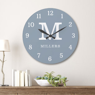 Moderne Stofblauwe en Witte Monogram Familienaam Grote Klok