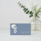 Moderne Stofblauwe Witte Orchidee QR Code Bloem Visitekaartje (Staand voorkant)