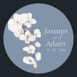 Moderne stoffige blauwe orchidee bloemenbruiloft ronde sticker<br><div class="desc">Modern Dusty Blue Orchid Floral Wedding Classic Round Sticker - Een moderne bruiloft sticker ontwerp met elegante witte orchideeën tegen een stoffige blauwe achtergrond. Ideaal voor het afdichten van uitnodigingen of de voorkeur verpakking met een verfijnde floral touch. Perfect voor lente- of bestemmingsbruiloften met een zacht,  romantisch palet.</div>