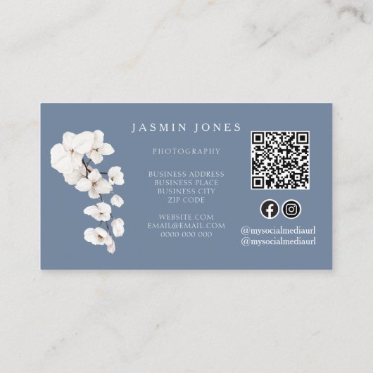 Moderne Stoffige Blauwe Witte Orchideeën QR Code B Visitekaartje (Achterkant)