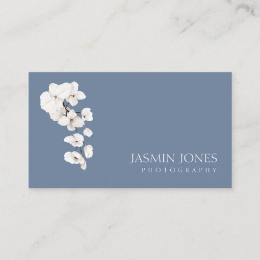 Moderne Stoffige Blauwe Witte Orchideeën QR Code B Visitekaartje (Voorkant)