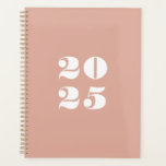 Moderne stoffige roze custom jaar stijlvolle typog planner<br><div class="desc">Minimalistisch stoffig roze en wit modern vet stijlvol typografie nummers op maat jaar Planner. Aangepaste witte tekst,  cijfers,  stoffige roze effen achtergrond. U kunt het personaliseren met uw initialen,  monogram,  jaar,  enz. of gewoon verwijderen van de tekst,  en laat de effen effen zwarte kleur.</div>