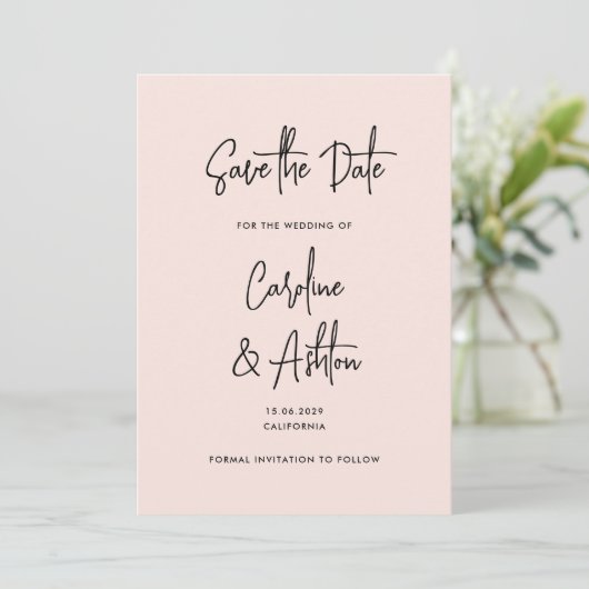 Moderne, stoffige roze, gewaagde namen slaan de da save the date (Staand voorkant)