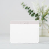 Moderne stoffige taupe monogram briefpapier kaart (Staand voorkant)