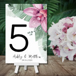 Moderne Strand Bloemen Tropische Bruiloft Kaart<br><div class="desc">Modern Beach Palm Pink Bloemen Tropische Bruiloft Tafelnummer. Met roze en groene botanische accenten gecontrasteerd door zwart-witte letters. Een tropisch ontwerp dat de rustige schoonheid van de natuur omarmt, gemengd met een speelse kant die je zeker helpt plezier te hebben. Een mix van kalmerende groene tropische bladeren, waaronder bananenbladeren en...</div>