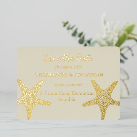 Moderne Strandbruiloft met Zeester Goud Folie Uitnodiging (Staand Voorkant)