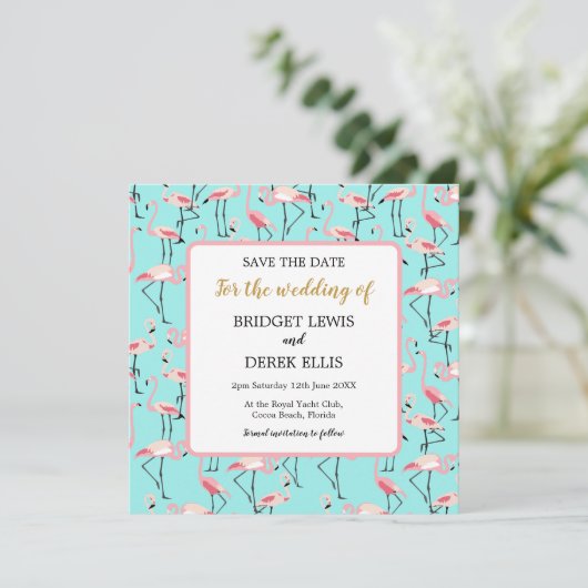 Moderne strandbruiloft roze blauwe flamingo save the date (Staand voorkant)