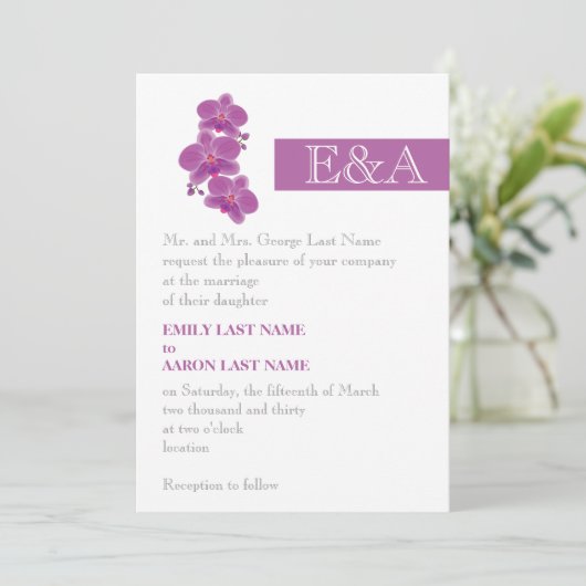 Moderne streep en stralende orchidee paarse bruilo kaart (Staand voorkant)