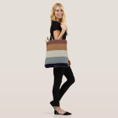 Moderne strepen met monogram aards tote bag (Op model)