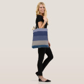 Moderne strepen met monogram tinten blauw tote bag (Op model)
