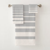 Moderne Stripes Duif Grijs en Buttercream Bad Handdoek (Insitu)