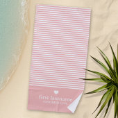 Moderne strips met geüploschaalde hartmonogram strandlaken