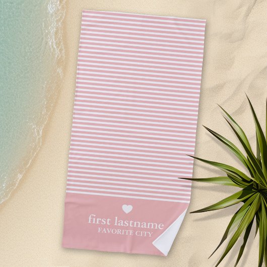 Moderne strips met geüploschaalde hartmonogram strandlaken