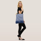 Moderne strips met geüploschaalde hartmonogram tote bag (Op model)