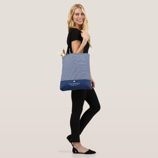 Moderne strips met geüploschaalde hartmonogram tote bag (Op model)