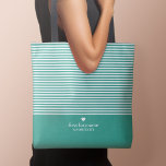 Moderne strips met geüploschaalde hartmonogram tote bag<br><div class="desc">Blauwgroen groen met trendy wit gestreepte patroon - Als uw kunst nog moet worden aangepast,  klik op deze knoop aanpassen. Dit zal u naar een ontwerpgebied brengen waar u dingen rond kunt bewegen en zelfs doopvonten of kleur kunt veranderen.</div>