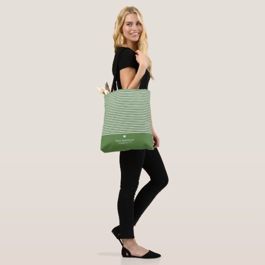 Moderne strips met geüploschaalde hartmonogram tote bag (Op model)