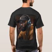 Moderne Studio Sfeer – Koptelefoons & Succes" T-shirt (Achterkant)