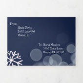 Moderne Sweet 16 Scattered Snowflakes Bokeh Lights Drieluik Uitnodiging (Cover)