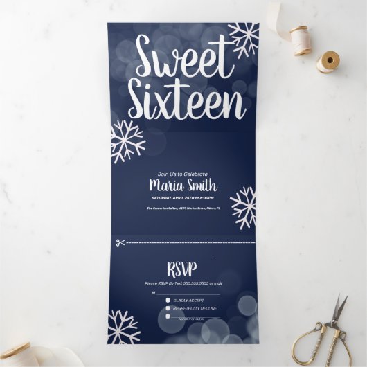 Moderne Sweet 16 Scattered Snowflakes Bokeh Lights Drieluik Uitnodiging (Binnen)